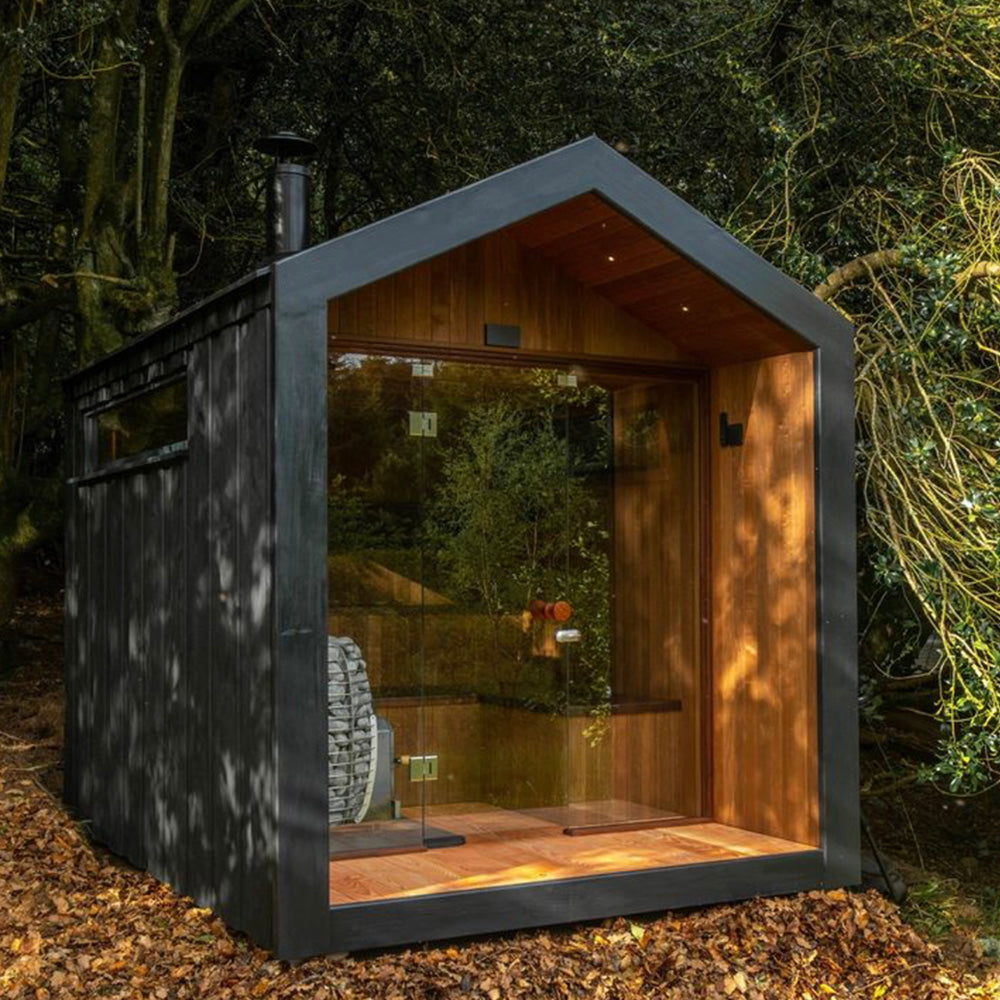 4 - person modern outdoor dry - steam sauna room. It features a square cube design and is made of red cedar, spruce, and hemlock. It is electrically powered. 副圖