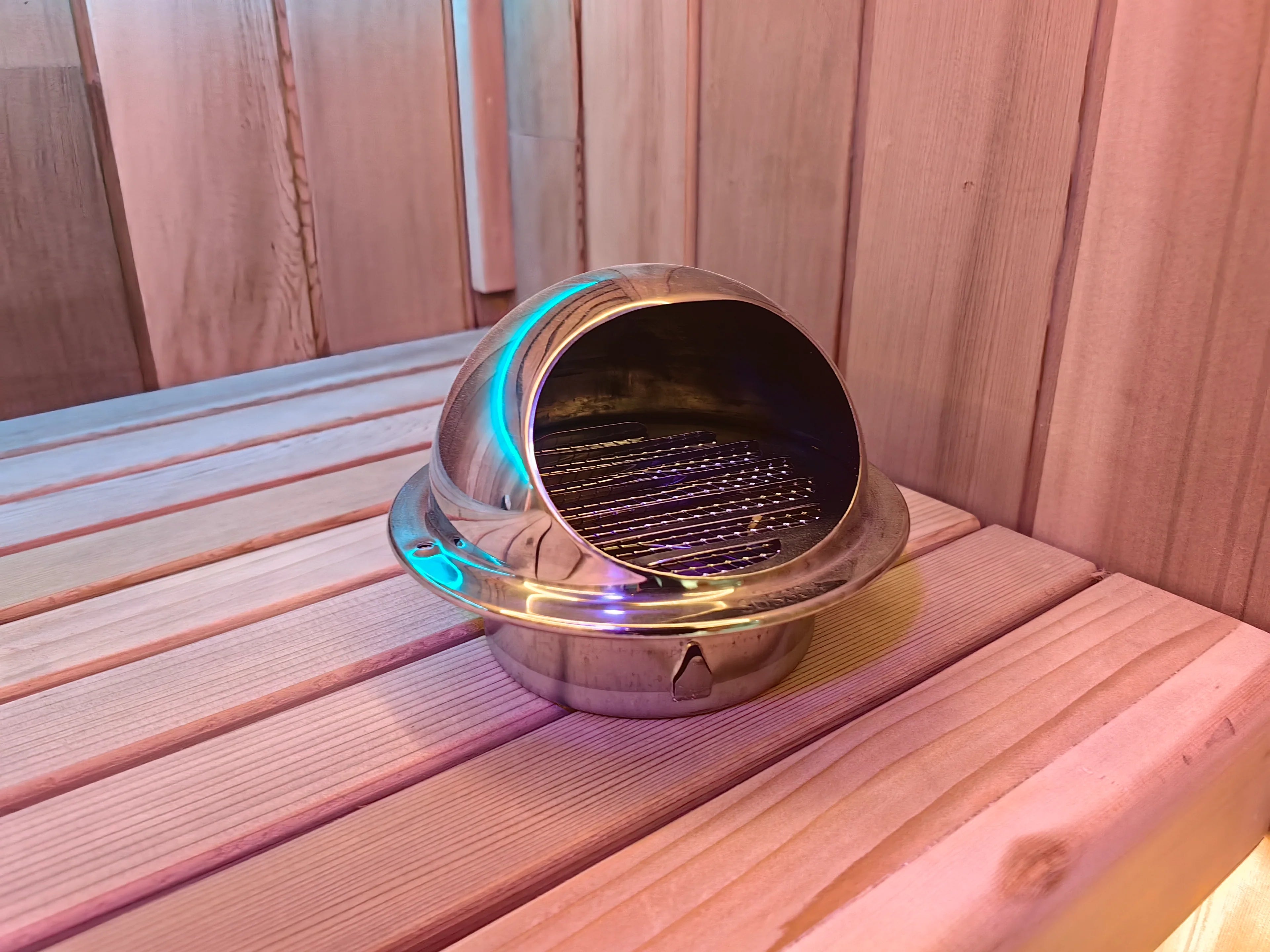 Custom - made pointed - roof redwood electric sauna. It is environmentally friendly and easy to operate, suitable for hotels and villas.